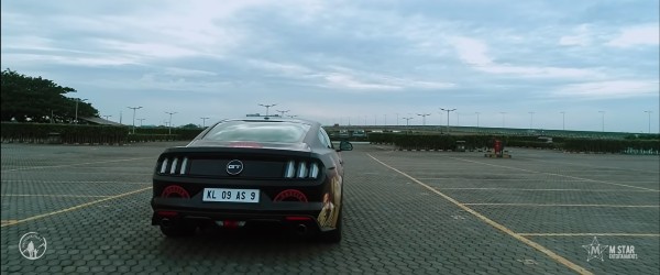 ஃபோர்டு மஸ்டங்கில் ஸ்டண்ட் செய்து ரசிகர்களை தெறிக்கவிட்ட பிரபல நடிகர்!! இந்த தடவை ரொம்ப உஷாராக இருந்துள்ளார்!