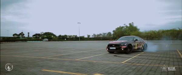 ஃபோர்டு மஸ்டங்கில் ஸ்டண்ட் செய்து ரசிகர்களை தெறிக்கவிட்ட பிரபல நடிகர்!! இந்த தடவை ரொம்ப உஷாராக இருந்துள்ளார்! 