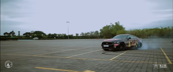 ஃபோர்டு மஸ்டங்கில் ஸ்டண்ட் செய்து ரசிகர்களை தெறிக்கவிட்ட பிரபல நடிகர்!! இந்த தடவை ரொம்ப உஷாராக இருந்துள்ளார்! 