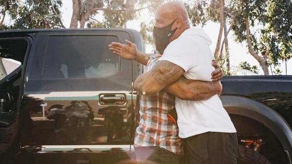 தனது விலையுயர்ந்த காரை பரிசளித்த டுவைன் ஜான்சன்... யாருக்கு கொடுத்தாருனு தெரியுமா? இத எதிர்பார்த்திருக்கவே மாட்டீங்க!