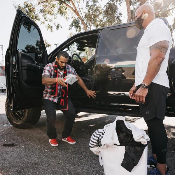 தனது விலையுயர்ந்த காரை பரிசளித்த டுவைன் ஜான்சன்... யாருக்கு கொடுத்தாருனு தெரியுமா? இத எதிர்பார்த்திருக்கவே மாட்டீங்க!