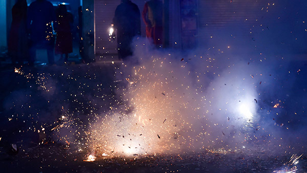 பட்டாசுக்கு புது கார் எது? பழைய கார் எதுனு தெரியாது? நீங்கதான் பத்தரமா பாத்துக்கணும்... இதோ 5 டிப்ஸ்கள்!