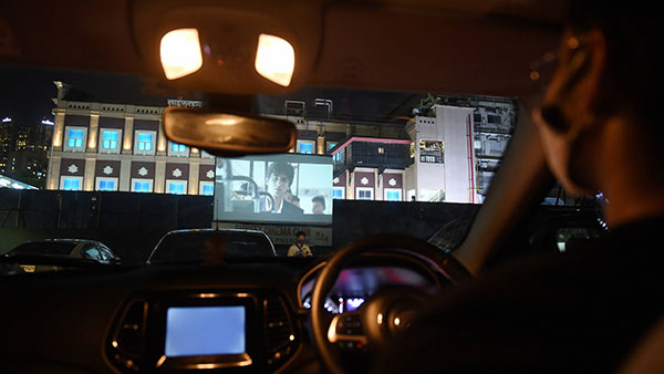 திரைப்பட பிரியர்களுக்காக விநோதமான தியேட்டரை திறக்கும் ரிலையன்ஸ்... இதுவே நாட்டின் முதல் தியேட்டர்!