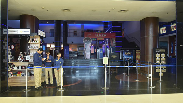 திரைப்பட பிரியர்களுக்காக விநோதமான தியேட்டரை திறக்கும் ரிலையன்ஸ்... இதுவே நாட்டின் முதல் தியேட்டர்!