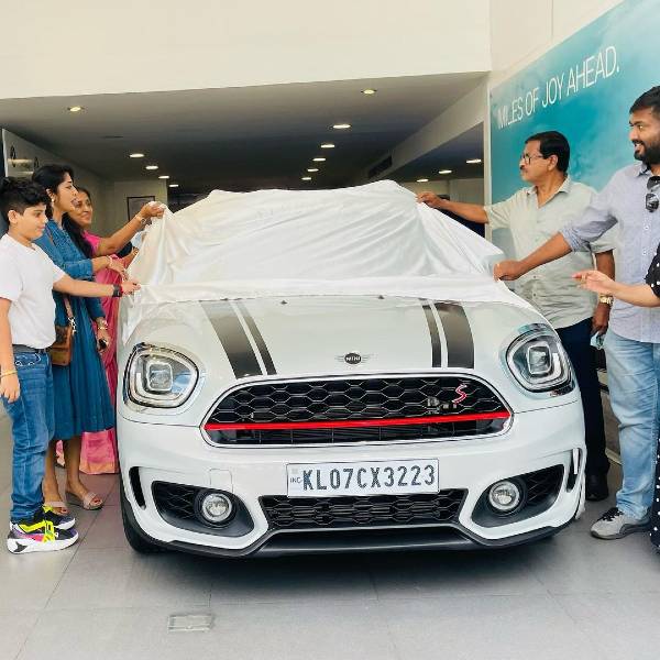 ஆளே மாறிட்டாங்க! மிக அதிக விலை காரை வாங்கி மறந்துகிடந்த ரசிகர்களின் ஞாபகத்தில் மீண்டும் இடம் பிடித்த நடிகை!