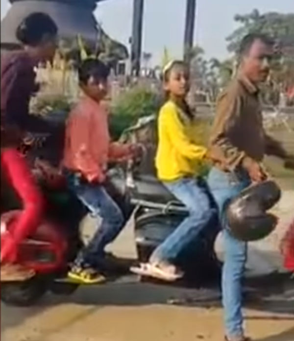 ரூ. 30,000 செலவில் நான்கு பேர் செல்லும் ஸ்கூட்டர் தயார்! இப்படி ஒரு வண்டி நமக்கும் கிடைச்சா செம்மையா இருக்கும்!