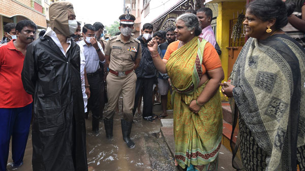 ஹெலிகாப்டரில் பறக்காமல் வீதியில் இறங்கிய ஸ்டாலின்... ஏன் சிகப்பு நிற மஹிந்திரா தார் காரில் வந்தார் தெரியுமா?