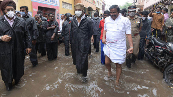 ஹெலிகாப்டரில் பறக்காமல் வீதியில் இறங்கிய ஸ்டாலின்... ஏன் சிகப்பு நிற மஹிந்திரா தார் காரில் வந்தார் தெரியுமா?