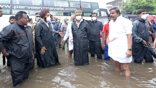 ஹெலிகாப்டரில் பறக்காமல் வீதியில் இறங்கிய ஸ்டாலின்... ஏன் சிகப்பு நிற மஹிந்திரா தார் காரில் வந்தார் தெரியுமா?