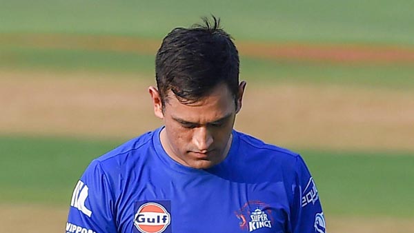 அடேங்கப்பா புதுசாக்கிட்டாரே... புதிதுபோல் மாற்றப்பட்ட Yamaha RD350 பைக்கை டெலிவரி எடுத்த டோனி!