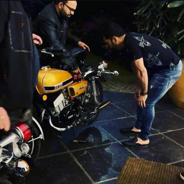 அடேங்கப்பா புதுசாக்கிட்டாரே... புதிதுபோல் மாற்றப்பட்ட Yamaha RD350 பைக்கை டெலிவரி எடுத்த டோனி!