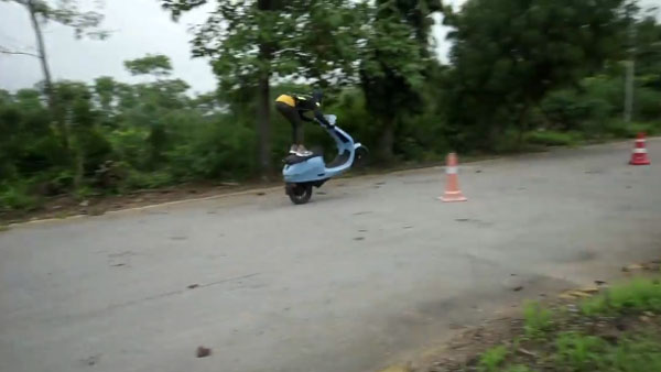 ஆஹா... வீலி, டோனட் சாகசங்களுடன் வீர பராக்கிரமங்களை காட்டிய ஓலா எலெக்ட்ரிக் ஸ்கூட்டர்!