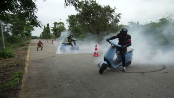 ஆஹா... வீலி, டோனட் சாகசங்களுடன் வீர பராக்கிரமங்களை காட்டிய ஓலா எலெக்ட்ரிக் ஸ்கூட்டர்!