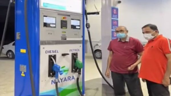 சாதாரண நபர் போல் பெட்ரோல் பங்கை சோதனையிட்ட அமைச்சர்!! அடுத்து நடந்ததுதான் அதிரடியான விஷயம்...!