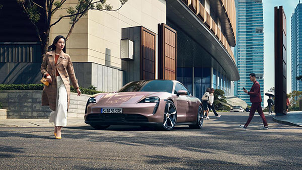 கனவுலகூட வாங்க முடியாது போலிருக்கே... மிக மிக அதிக விலையில் விற்பனைக்கு வந்த மின்சார கார்! இவ்ளோ அதிகமா?