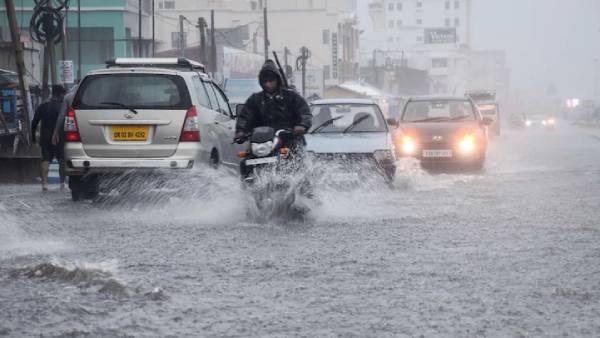 குடும்ப சொத்துகளை விற்று இலவசமாக ஹெல்மெட்களை வழங்கிவரும் பீகார் நபர்!! ரொம்ப பெரிய மனசு சார் உங்களுக்கு...!