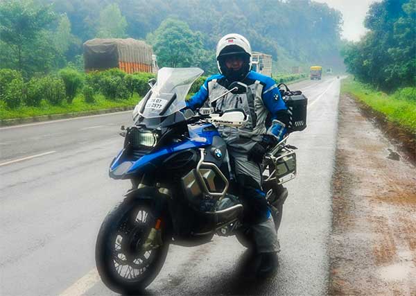 தொடரும் பயணம்... உலகம் சுற்றும் தல அஜித்தின் புதிய படங்கள்! இது வேற லெவல் அப்டேட்டுங்க! தொடரும் பயணம்... உலகம் சுற்றும் தல அஜித்தின் புதிய படங்கள்! இது வேற லெவல் அப்டேட்டுங்க!