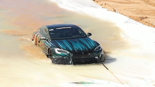 நீருக்குள் இயங்குமா டெஸ்லா மாடல் எஸ் எலக்ட்ரிக் கார்? வெளிக்காட்டும் வீடியோ இதோ!!