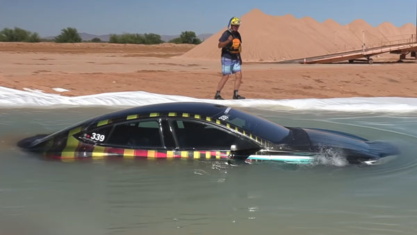 நீருக்குள் இயங்குமா டெஸ்லா மாடல் எஸ் எலக்ட்ரிக் கார்? வெளிக்காட்டும் வீடியோ இதோ!!