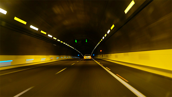 3 செகண்ட் ஸ்டாப்பிங் டிஸ்டன்ஸ் இருக்கணும்! சுரங்க பாதையில் போகும்போது தப்பி தவறி கூட இதை எல்லாம் செஞ்சராதீங்க!