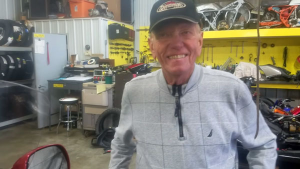 80 வயதில் கோல்டுவிங் சூப்பர்பைக்கில் 10 லட்ச கிமீகளை நிறைவு செய்துள்ள ‘ஹீரோ’- இந்த பைக்கை தூக்குறதே கஷ்டமாச்சே