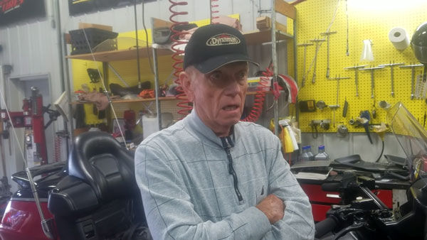 80 வயதில் கோல்டுவிங் சூப்பர்பைக்கில் 10 லட்ச கிமீகளை நிறைவு செய்துள்ள ‘ஹீரோ’- இந்த பைக்கை தூக்குறதே கஷ்டமாச்சே