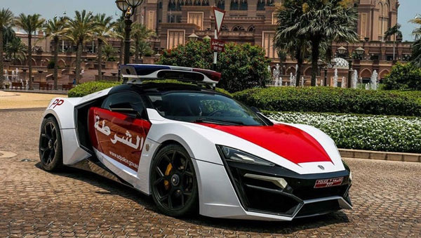 அபுதாபி காவல்துறையும், அவர்களிடத்தில் இருக்கும் சூப்பர்கள் கார்களும்... இந்த காரை எல்லாம் போலீஸ்காரங்க பயன்படுத்துறாங்களா!!