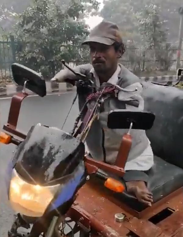 “கை, கால்கள் இல்லையென்றால் என்ன? நான் வேலை தருகிறேன்” - மாற்றுத்திறனாளிக்கு உதவிகரம் நீட்டும் ஆனந்த் மஹிந்திரா “கை, கால்கள் இல்லையென்றால் என்ன? நான் வேலை தருகிறேன்” - மாற்றுத்திறனாளிக்கு உதவிகரம் நீட்டும் ஆனந்த் மஹிந்திரா