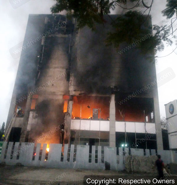 அட கொடுமையே... நெருப்புக்கு இரையான BMW சொகுசு கார்கள்! ஒவ்வொன்னும் பல லட்சம் ரூபாய் மதிப்பிலானது!