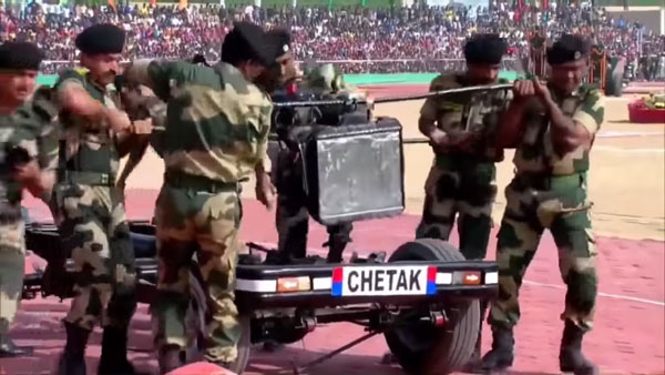 2 நிமிஷம்தான்... காரை அக்குவேர்-ஆணிவேராக கழட்டி மீண்டும் மாட்டிய ராணுவ வீரர்கள்! சூப்பரான திறமை பற்றிய வீடியோ!