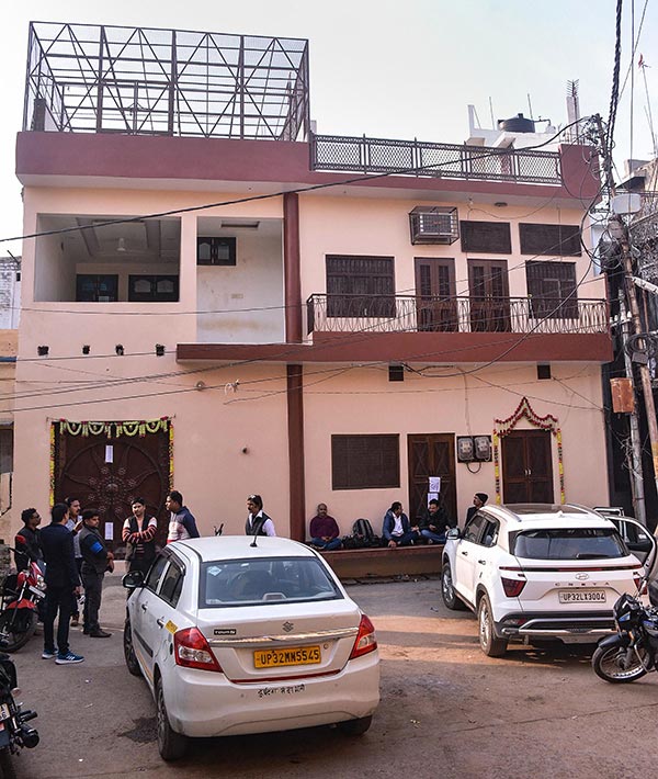 ரூ.284 கோடி பறிமுதல்! இவ்ளோ பணத்தை வெச்சுகிட்டு சென்ட் வியாபாரி என்ன ஸ்கூட்டர், காரை ஓட்டியிருக்கார் பாருங்க!