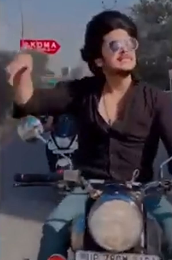 ராயல் என்பீல்டு பைக்கில் நடனமா!! 30 நிமிட வீடியோவிற்காக ரூ.9,000ஐ அபராதமாக செலுத்தியுள்ள இளைஞர்!