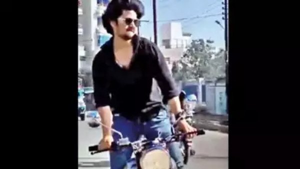 ராயல் என்பீல்டு பைக்கில் நடனமா!! 1/2 நிமிட வீடியோவிற்காக ரூ.9,000ஐ அபராதமாக செலுத்தியுள்ள இளைஞர்!