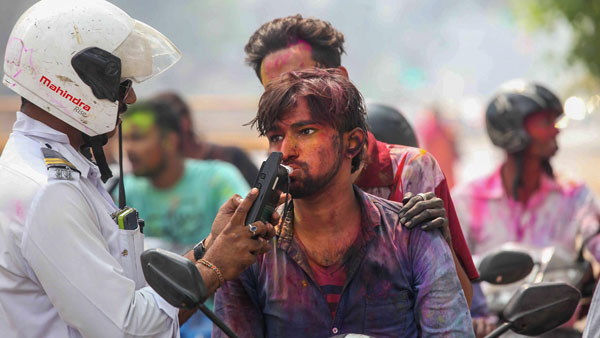 டிச.31ஆம் தேதி இரவு பைக்கில் வெளியே செல்லலாமா? ஒமிக்ரான் வேற பரவுது... தமிழக அரசின் பதில் இதுதான்!!