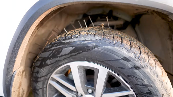 டயரில் 40 ஆணிகளுடன் ஃபார்ச்சூனர் காரை இயக்கி பார்த்த இளைஞர்!! கடைசியில் எல்லாருக்கும் செம்ம ‘பல்ப்’