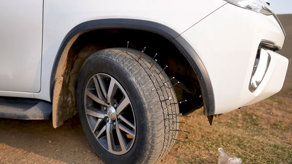 டயரில் 40 ஆணிகளுடன் ஃபார்ச்சூனர் காரை இயக்கி பார்த்த இளைஞர்!! கடைசியில் எல்லாருக்கும் செம்ம ‘பல்ப்’