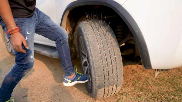 டயரில் 40 ஆணிகளுடன் ஃபார்ச்சூனர் காரை இயக்கி பார்த்த இளைஞர்!! கடைசியில் எல்லாருக்கும் செம்ம ‘பல்ப்’