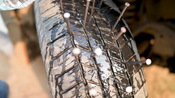 டயரில் 40 ஆணிகளுடன் ஃபார்ச்சூனர் காரை இயக்கி பார்த்த இளைஞர்!! கடைசியில் எல்லாருக்கும் செம்ம ‘பல்ப்’