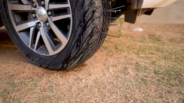 டயரில் 40 ஆணிகளுடன் ஃபார்ச்சூனர் காரை இயக்கி பார்த்த இளைஞர்!! கடைசியில் எல்லாருக்கும் செம்ம ‘பல்ப்’