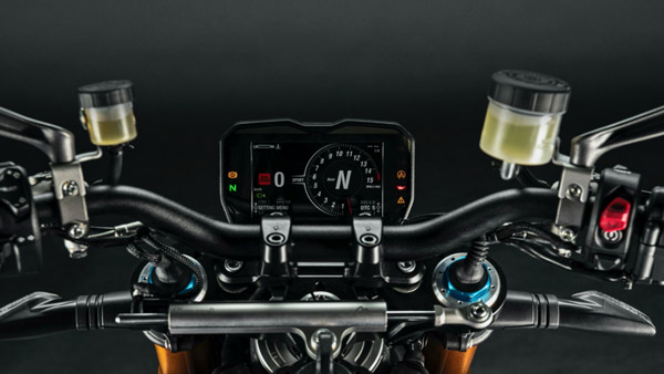 இந்த பைக்கோட விலை இவ்ளோ அதிகமா! ஒரு பிரீமியம் காரையே வாங்கியிருக்கலாமே... ஸ்ட்ரீட்ஃபைட்டர் வி4 பைக்கை வாங்கிய இந்தி நடிகர்!