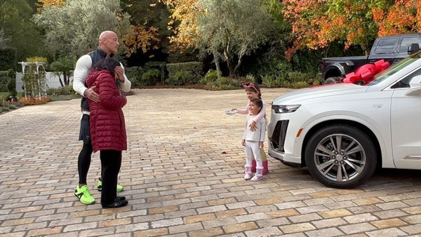 இத விட வேற என்னங்க வேணும்... தனது அம்மாவுக்கு மிக மிக விலை உயர்ந்த காரை பரிசளித்த தி ராக்... விலை இவ்ளோ அதிகமா!!