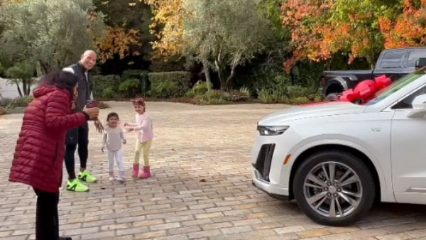 இத விட வேற என்னங்க வேணும்... தனது அம்மாவுக்கு மிக மிக விலை உயர்ந்த காரை பரிசளித்த தி ராக்... விலை இவ்ளோ அதிகமா!!