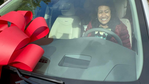 இத விட வேற என்னங்க வேணும்... தனது அம்மாவுக்கு மிக மிக விலை உயர்ந்த காரை பரிசளித்த தி ராக்... விலை இவ்ளோ அதிகமா!!