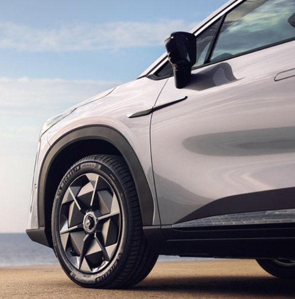 சீனாவில் அடுத்த மாதம் அறிமுகம்... ஒரு முற சார்ஜ் பண்ணா 1000 கிமீ போகும்... இப்படி ஒரு இ-கார் இங்கே வர மாட்டிக்குதே!