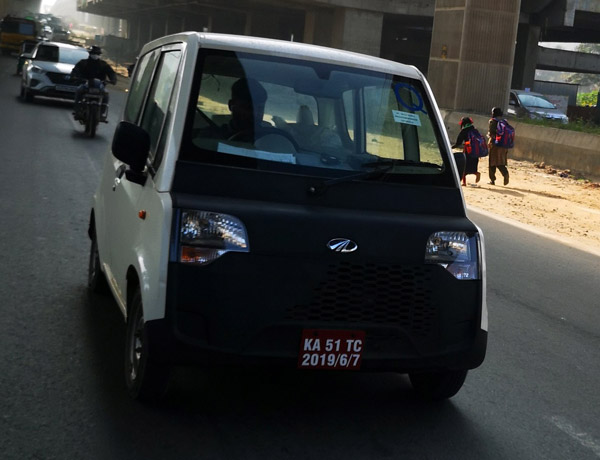 மஹிந்திரா தயாரிக்கும் 2-கதவு எலக்ட்ரிக் குவாட்ரிசைக்கிள்!! பெங்களூரில் சோதனை ஓட்டம்!