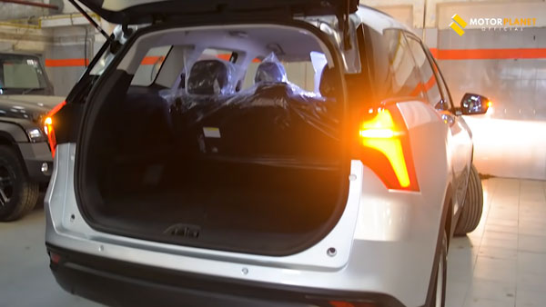 விலை குறைவான மஹிந்திரா எக்ஸ்யூவி700 கார் இப்படிதான் இருக்கும்!! சக்கரங்கள் மட்டும்தான் வேறயா? - வீடியோ விலை குறைவான மஹிந்திரா எக்ஸ்யூவி700 கார் இப்படிதான் இருக்கும்!! சக்கரங்கள் மட்டும்தான் வேறயா? - வீடியோ