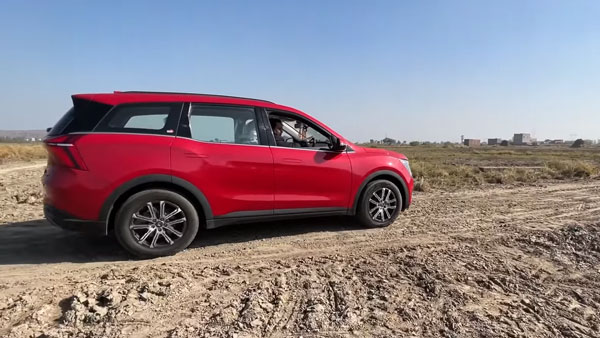 முன்-சக்கர-ட்ரைவ் கார்களை ஆஃப்-ரோடுகளுக்கு எடுத்த செல்லக்கூடாது என்பதற்கு இதுவே உதாரணம்!! வீடியோ