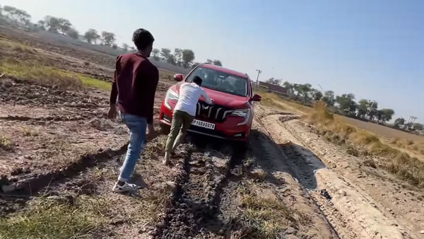 முன்-சக்கர-ட்ரைவ் கார்களை ஆஃப்-ரோடுகளுக்கு எடுத்த செல்லக்கூடாது என்பதற்கு இதுவே உதாரணம்!! வீடியோ