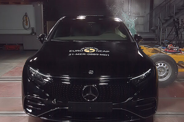 பாதுகாப்புக்கு இந்த கார் கேரண்டி! எப்படியாபட்ட விபத்தா இருந்தாலும் இது காப்பாத்தும்! வீடியோவ பாருங்க நீங்களே மிரண்டுருவீங்க!