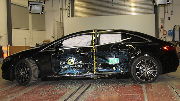 பாதுகாப்புக்கு இந்த கார் கேரண்டி! எப்படியாபட்ட விபத்தா இருந்தாலும் இது காப்பாத்தும்! வீடியோவ பாருங்க நீங்களே மிரண்டுருவீங்க!